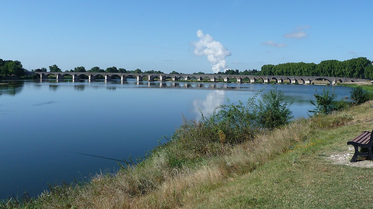 Descente en kayak sur la Loire avec vue sur Beaugency près de Meung-sur-Loire
