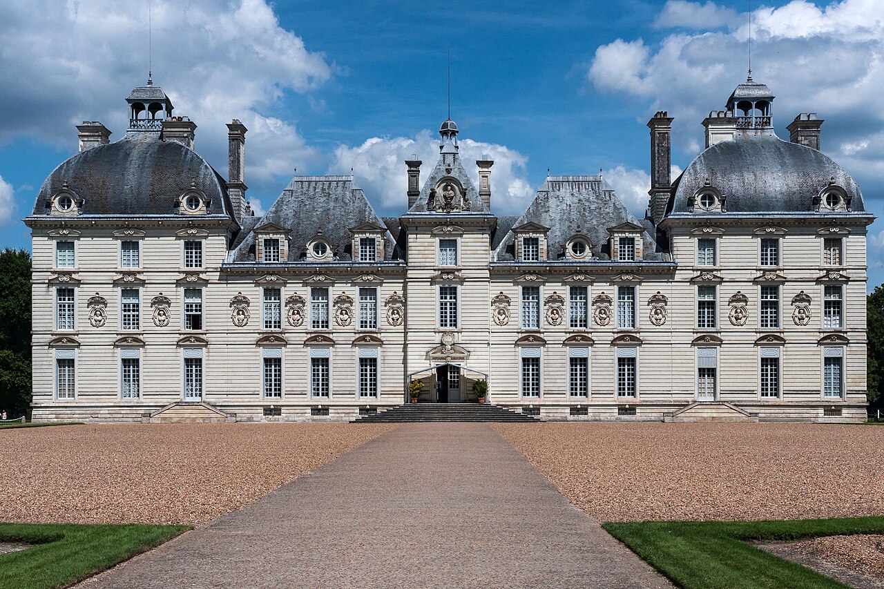 La façade classique du château de Cheverny