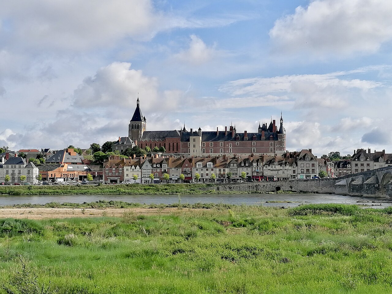 Le château de Gien en brique rouge et son pont dominant la Loire au cœur de la vieille ville