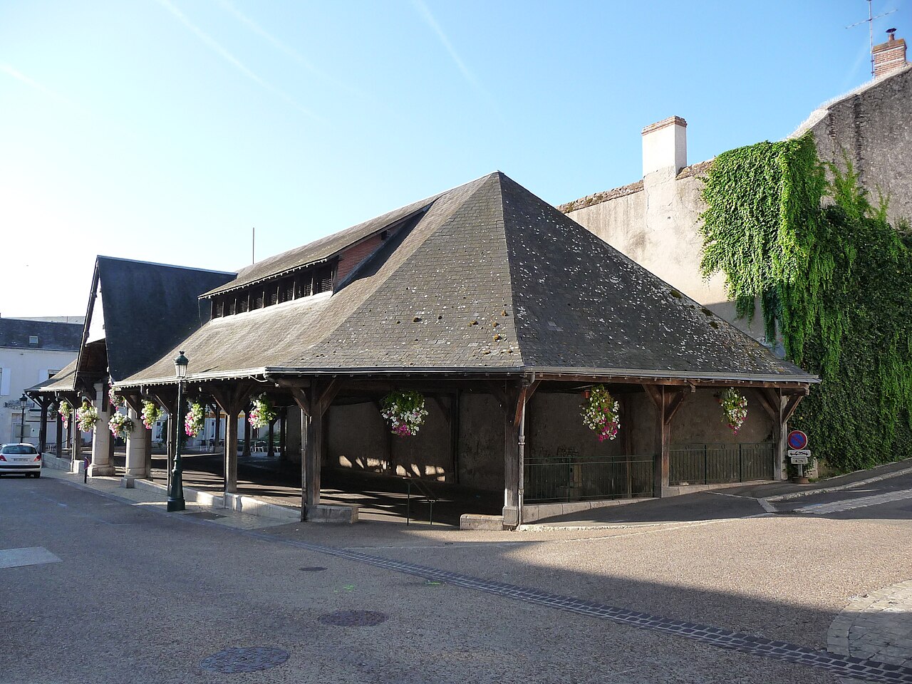 Les halles couvertes de Meung-sur-Loire, cœur historique du commerce et du marché du dimanche