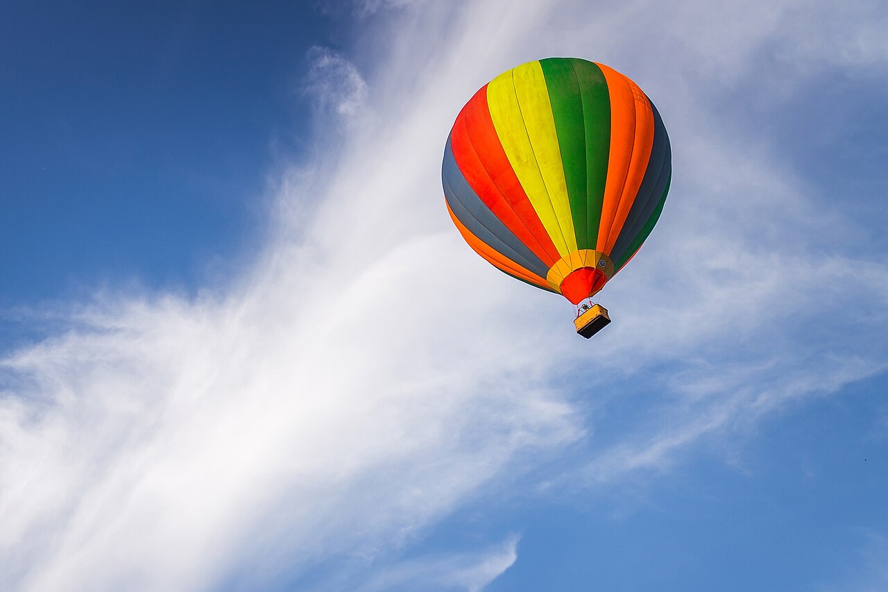 Montgolfière survolant un château du Val de Loire au lever du soleil