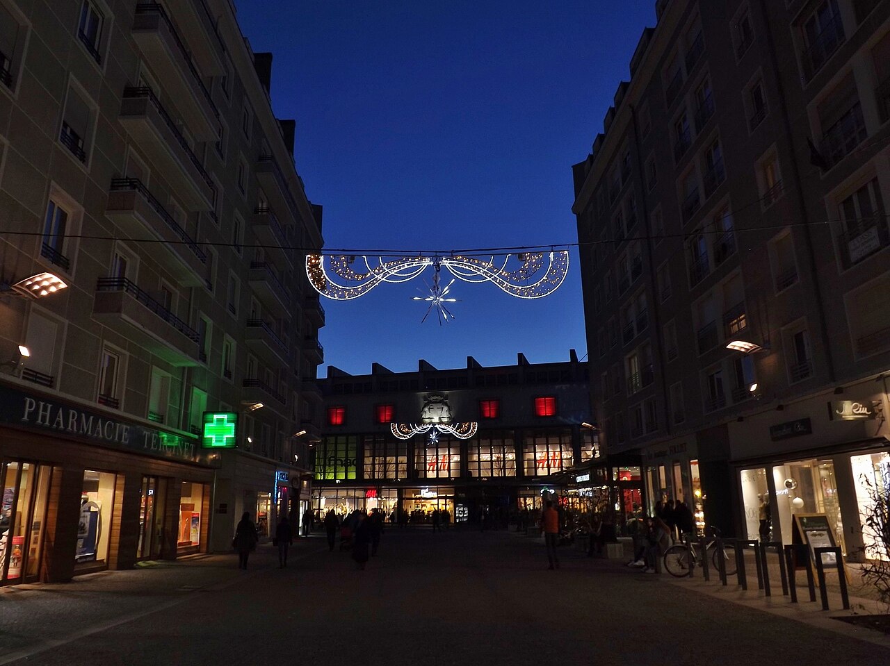 Chalets et illuminations d’un marché de Noël en Val de Loire