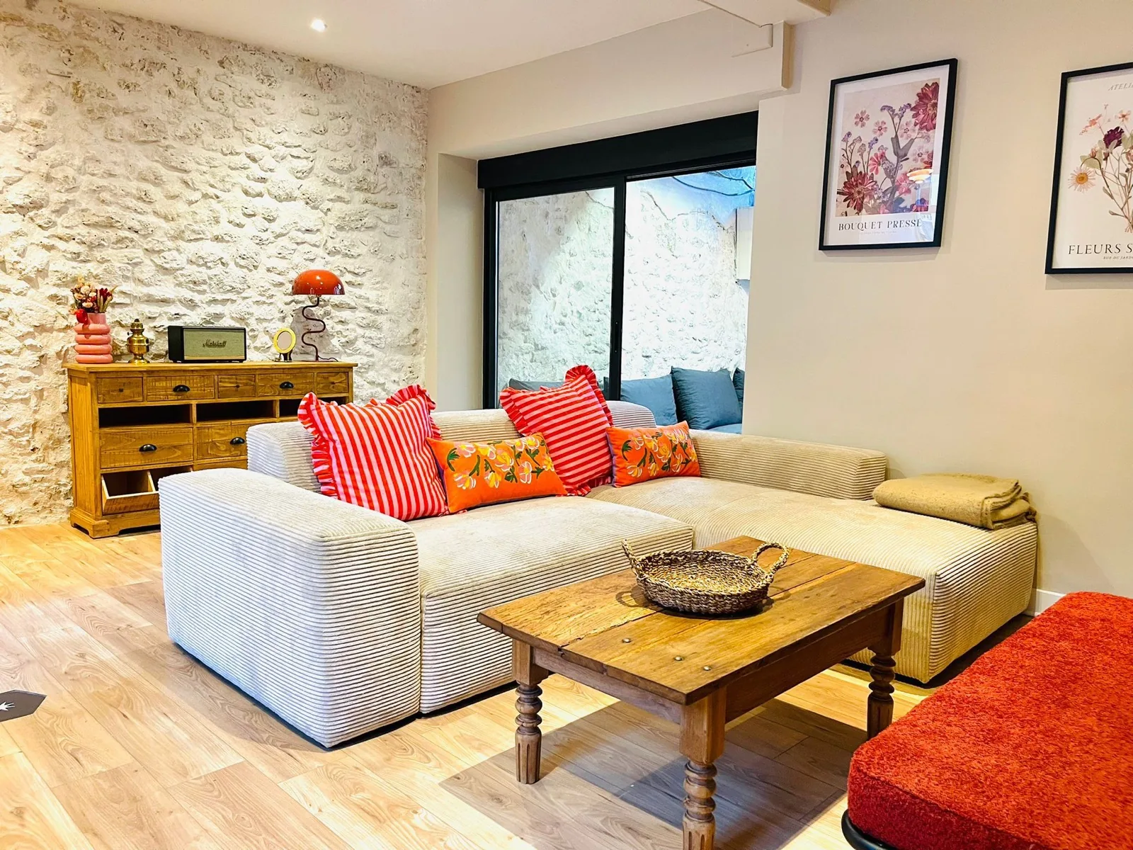 Salon avec canapé en velours côtelé et mur en pierre apparente — La Maison du Château Meung-sur-Loire
